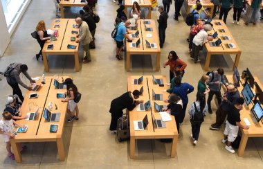 New York, ABD - 08 Haziran 2018: İnsanlar Store Apple Fifth Avenue New York, NY.