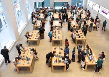 New York, ABD - 08 Haziran 2018: İnsanlar Store Apple Fifth Avenue New York, NY.