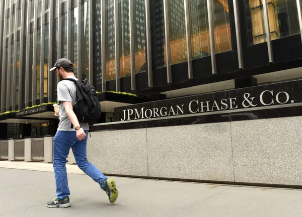 Nueva York Mayo 2018 Hombre Pasa Cerca Oficina Jpmorgan Chase — Foto de Stock