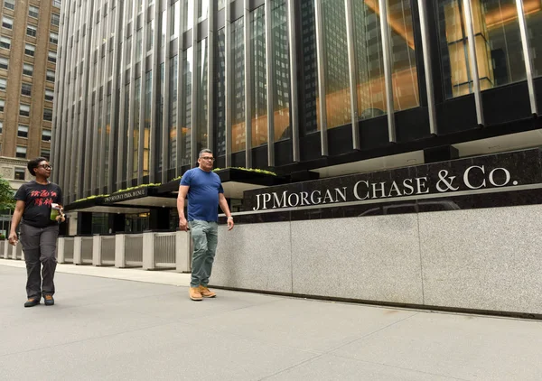 Nueva York Mayo 2018 Gente Camina Cerca Oficina Jpmorgan Chase — Foto de Stock