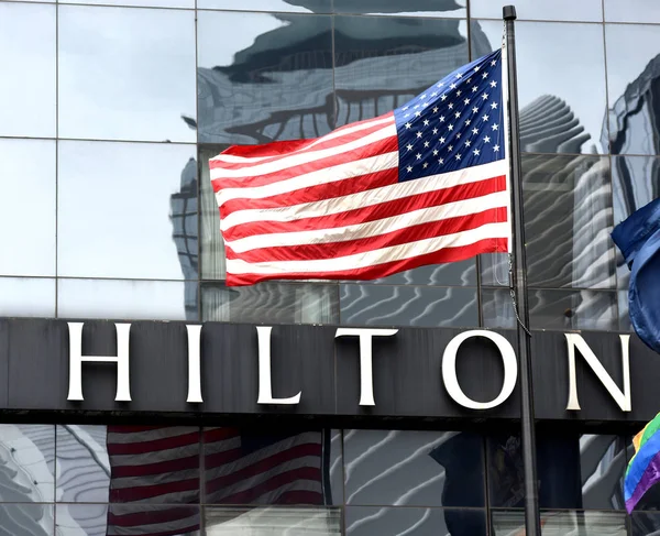 New York Usa Giugno 2018 Bandiera Americana Davanti Millenium Hilton — Foto Stock