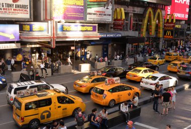 New York, Amerika Birleşik Devletleri - 24 Mayıs 2018: İnsanlar ve New York Times Meydanı'nda sarı taksiler.