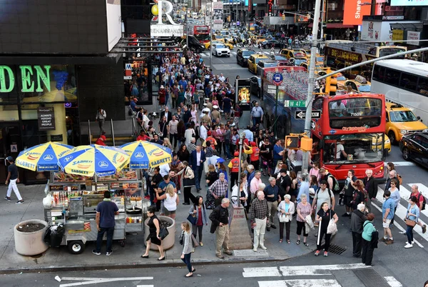 2018年5月24日 纽约时代广场附近人群 — 图库照片
