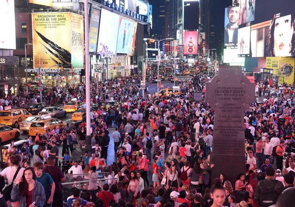 2018年6月10日 人群在时代广场在纽约 — 图库照片