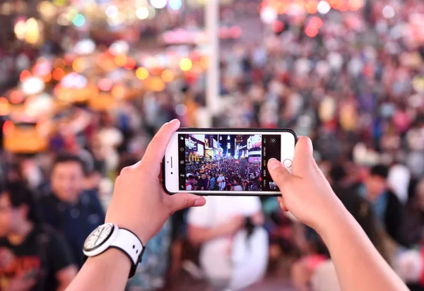 Nueva York Junio 2018 Una Mujer Hace Una Foto Iphone —  Fotos de Stock