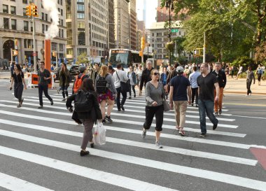 New York, ABD - 7 Haziran 2018: zebra geçitleri New York Flatiron Plaza yakınındaki üzerinde yürüyen insanlar.