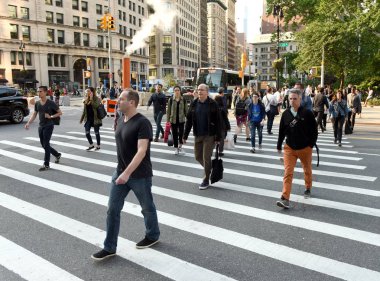 New York, ABD - 7 Haziran 2018: zebra geçitleri New York Flatiron Plaza yakınındaki üzerinde yürüyen insanlar.