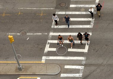 New York, ABD - 9 Haziran 2018: zebra geçitleri New York'ta üzerinde yürüyen insanlar. Gökdelen New York'ta meşgul sokaklarda aşağı bakıyor. 