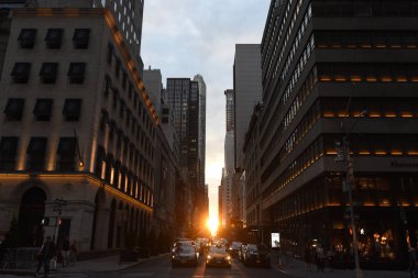 New York, ABD - 10 Haziran 2018: Yeni York.The güneş parlar New York'ta Manhattan'ın sokakta Manhattan sokaklarında araçlarda.