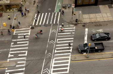 New York, ABD - 9 Haziran 2018: zebra geçitleri New York'ta üzerinde yürüyen insanlar. Gökdelen New York'ta meşgul sokaklarda aşağı bakıyor. 