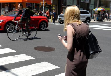 New York, Amerika Birleşik Devletleri - 30 Mayıs 2018: Kadın New York Street onun smartphone kullanın.