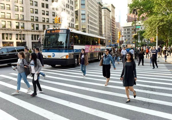 New York, ABD - 7 Haziran 2018: zebra geçitleri New York Flatiron Plaza yakınındaki üzerinde yürüyen insanlar.