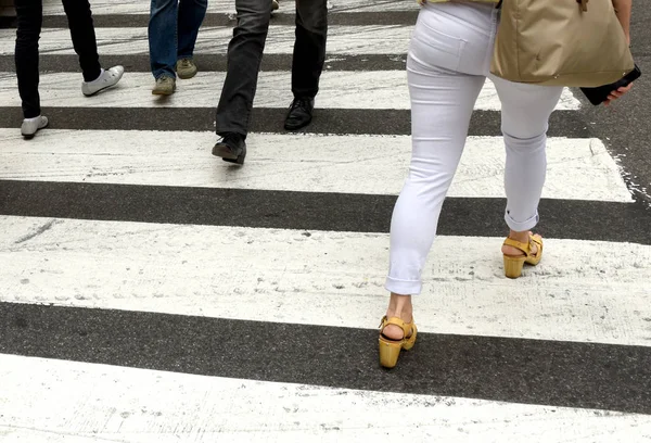 Gente Cruce Cebra Pies Peatones Caminando Cruce Cebra — Foto de Stock