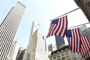 Bize New York, ABD bir binada bayrakları