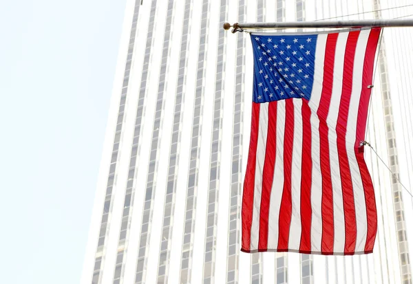 ニューヨーク アメリカ合衆国中で建物にアメリカの国旗 — ストック写真