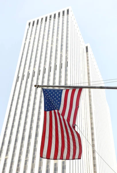 ニューヨーク アメリカ合衆国中で建物にアメリカの国旗 — ストック写真