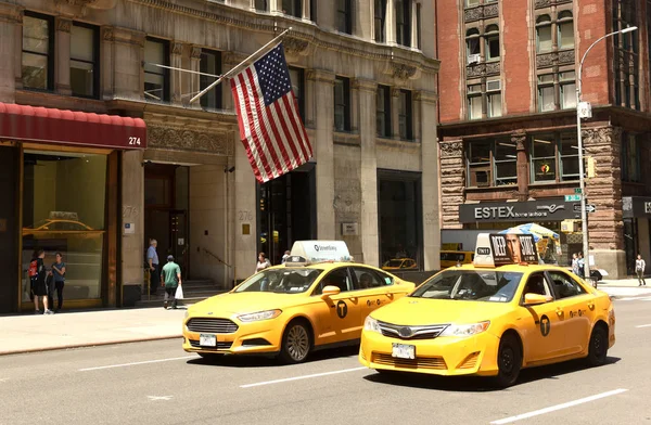 Nueva York, EE.UU. - 30 de mayo de 2018: Cabina amarilla y bandera estadounidense en un — Foto de Stock