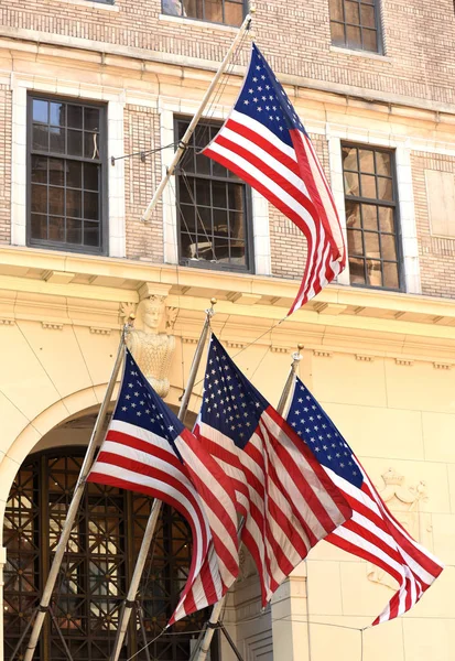 ニューヨーク アメリカ合衆国中で建物にアメリカ国旗 — ストック写真