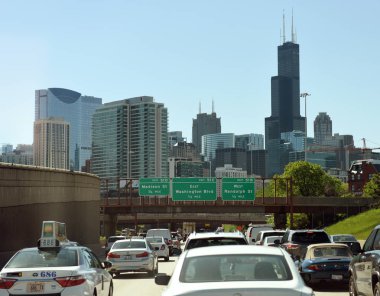 Chicago, Illinois, ABD - 06 Haziran 2018: Chicago ve trafik sıkışıklığı içinde gökdelenler, arka plan ayakta arabalar.