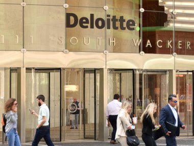 Chicago, Amerika Birleşik Devletleri - Haziran 06, 2018:People ofisinin Deloitte şirket (Deloitte Touche Tohmatsu Limited) Chicago, Illinois.