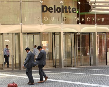 Chicago, Amerika Birleşik Devletleri - Haziran 06, 2018:People ofisinin Deloitte şirket (Deloitte Touche Tohmatsu Limited) Chicago, Illinois.