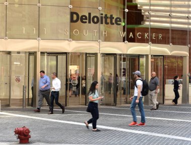 Chicago, Amerika Birleşik Devletleri - Haziran 06, 2018:People ofisinin Deloitte şirket (Deloitte Touche Tohmatsu Limited) Chicago, Illinois.