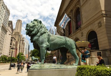 Chicago, Amerika Birleşik Devletleri - 05 Haziran 2018: Aslan heykeli önünde Chicago Sanat Enstitüsü.