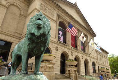 Chicago, Amerika Birleşik Devletleri - 05 Haziran 2018: Aslan heykeli önünde Chicago Sanat Enstitüsü.