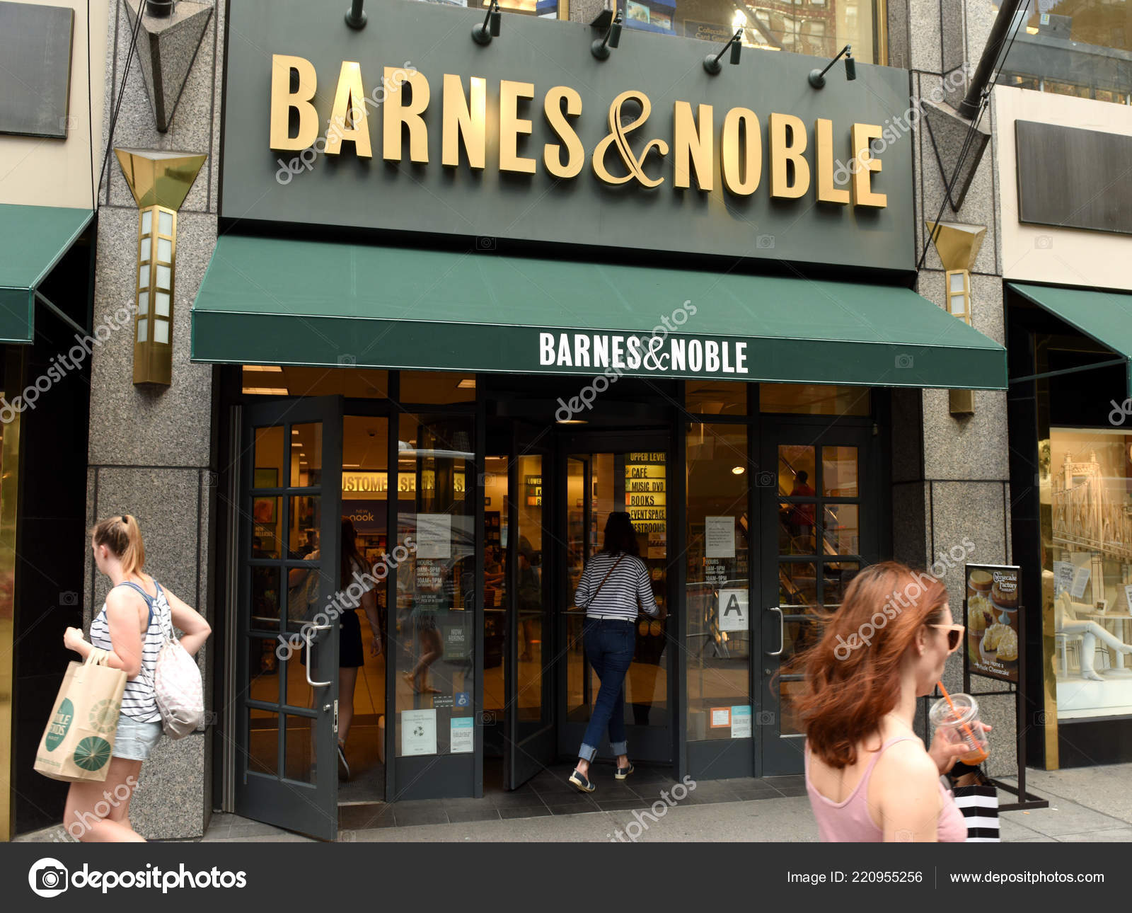 New York Usa June 2018 People Entrance Barnes Noble Bookstore
