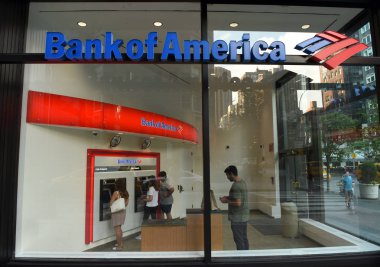 New York, Amerika Birleşik Devletleri - 25 Mayıs 2018: İnsanlara para makinesi banka Amerika New York'ta caddeye yakın.