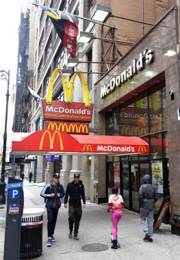 New York, Amerika Birleşik Devletleri - 27 Mayıs 2018: İnsanlar pass McDonalds'da, New York girişine yakın.
