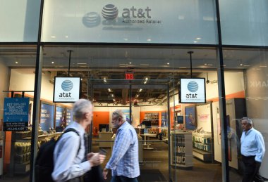 New York, Amerika Birleşik Devletleri - 30 Mayıs 2018: Giriş At&T yetkili perakende mağaza New York yakınındaki insanlar pass.
