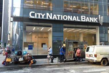 New York, Amerika Birleşik Devletleri - 30 Mayıs 2018: İnsanlar sokakta yakınındaki şehir Ulusal Bank'ın Newyork.