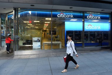 New York, Amerika Birleşik Devletleri - 30 Mayıs 2018: İnsanların yakınında Citibank New York'ta sokakta.
