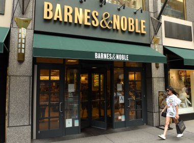 New York, ABD - 9 Haziran 2018: İnsanlar New York'taki Barnes ve Noble Kitabevi girişine yakın.