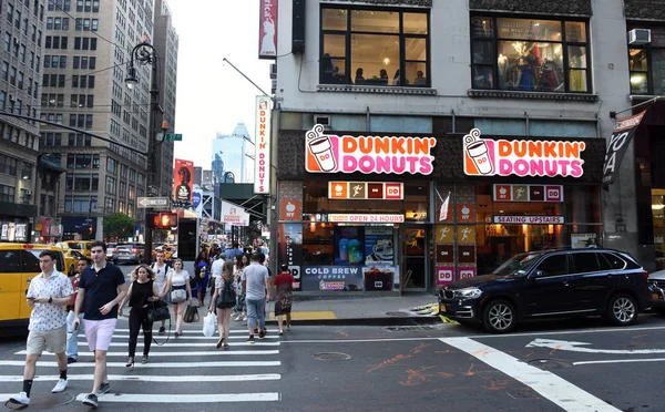 美国纽约 2018年5月27日 纽约唐恩都乐甜甜圈附近街道上的人们 — 图库照片