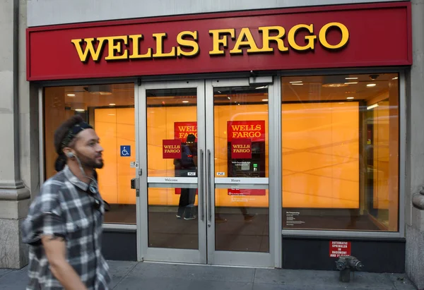 New York Usa Maggio 2018 Uomo Vicino Alla Wells Fargo — Foto Stock