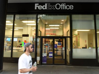 New York, ABD - 26 Mayıs 2018: Fedex ofisinin New York adam. 
