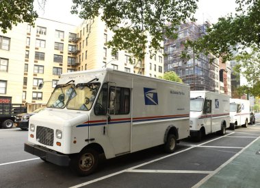 New York, ABD - 9 Haziran 2018: Arabalar Birleşik Devletler posta hizmeti (Usps) New York'un sokakta.
