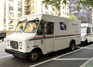 New York, ABD - 9 Haziran 2018: Arabalar Birleşik Devletler posta hizmeti (Usps) New York'un sokakta.