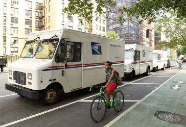 New York, ABD - 9 Haziran 2018: Arabalar Birleşik Devletler posta hizmeti (Usps) New York'un sokakta.