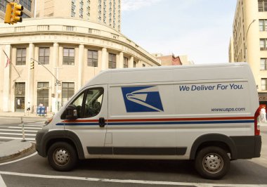 New York, ABD - 9 Haziran 2018: Arabalar Birleşik Devletler posta hizmeti (Usps) New York'un sokakta.
