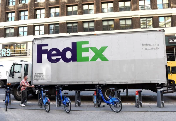 New York Usa May 2018 Cars Fedex Street New York — Stock Photo, Image