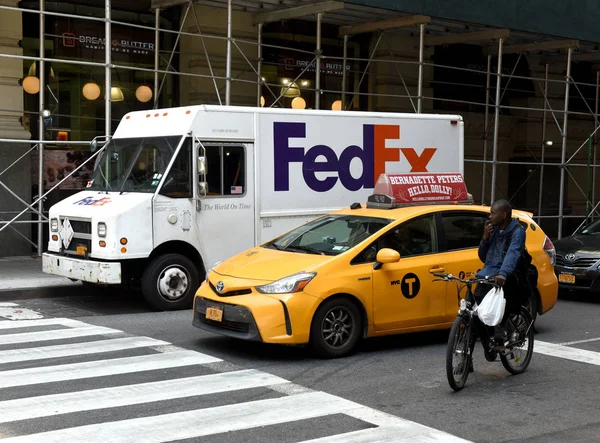 Nueva York Mayo 2018 Hombre Bicicleta Taxi Coche Fedex Calle — Foto de Stock