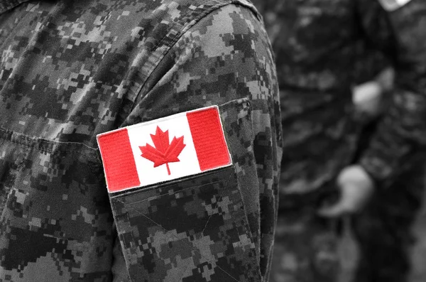 Askerler Kolundaki Kanada Bayrakları Kanadalı Birlikleri — Stok fotoğraf