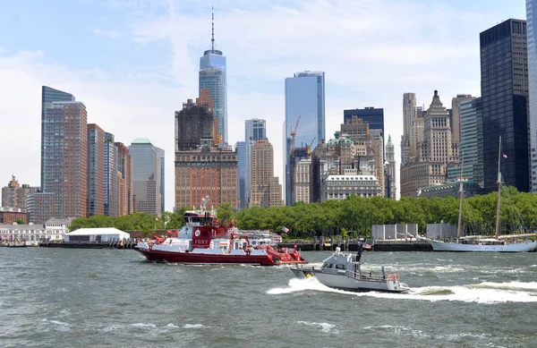 New York Usa June 2018 Fireboat Fdny Moving Financial District — Stock Photo, Image