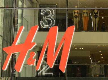New York, ABD - 8 Haziran 2018: H ve M logosu New York'ta store üzerinde.