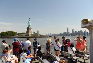 New York, ABD - 09 Haziran 2018: Ferry, heykel Cruises yolcular görmek ve özgürlük heykeli resimleri yapmak.