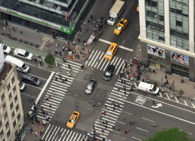 New York, ABD - 8 Haziran 2018: Üst görünüme Cars kavşak git. New York City sokaklarında gökdelenler üzerinden görüntülemek.