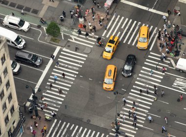 New York, ABD - 8 Haziran 2018: Gökdelenler görünümünden New York City sokaklarında. Nyc de yol arabalarla sokakta üstten görünüm.